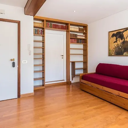 Vatican-metro A Panoramic Penthouse With Jacuzzi Apartment