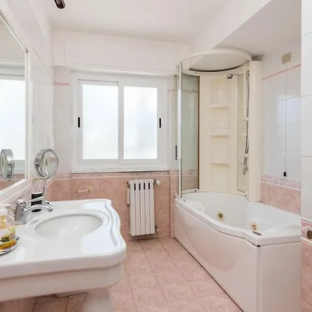 Vatican-metro A Panoramic Penthouse With Jacuzzi *